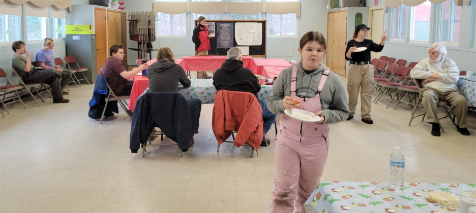 A child holding a plate in a room
AI-generated content may be incorrect.